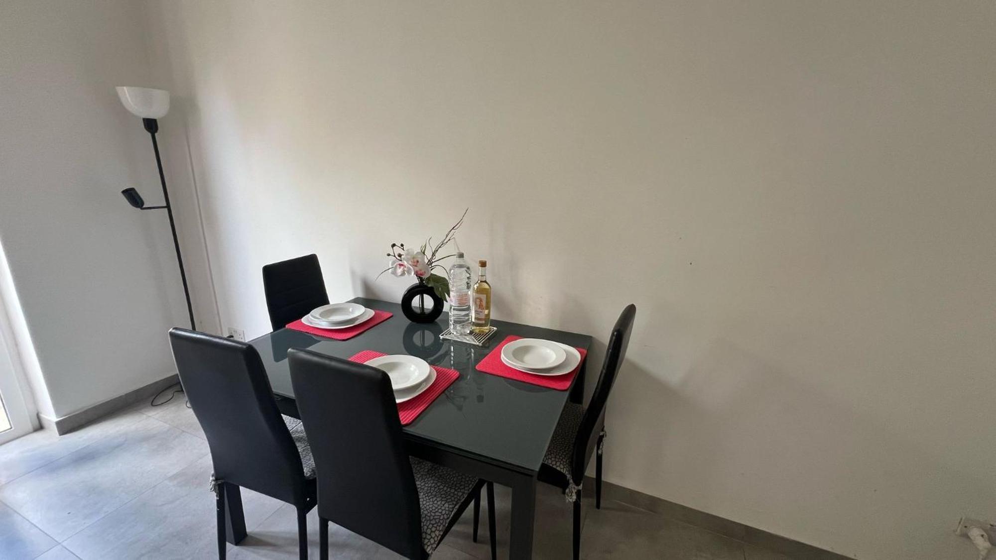 One Bedroom Tea Apartment Il-Gzira Eksteriør billede